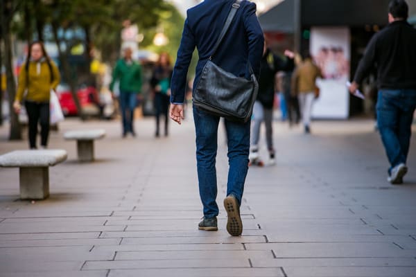 Persona caminando al aire libre